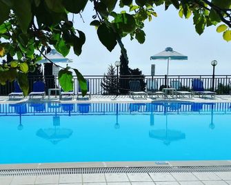 Aronis Apartments - Benitses - Piscina