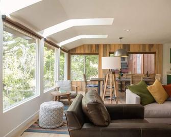 Big View House on Kern River Private Waterfront Retreat Fireplace Dog OK - Kernville - Living room