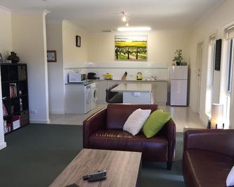 Lyreen's Apartment - Auburn