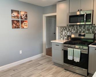 Lovely 1 BD downtown 2F apt in quite neighborhood - Montclair - Kitchen
