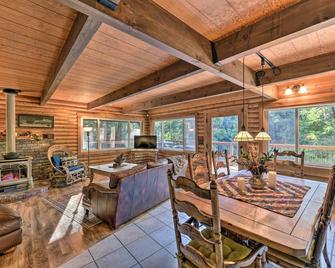Near Vineyards: Cabin w/ Hot Tub in Pollock Pines! - Pollock Pines - Dining room