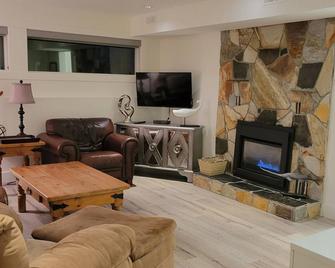 Location !! Semi Waterfront Beach Ave 2 Bedroom/ 2 Bathrooms/2 Living Rooms - Peachland - Living room