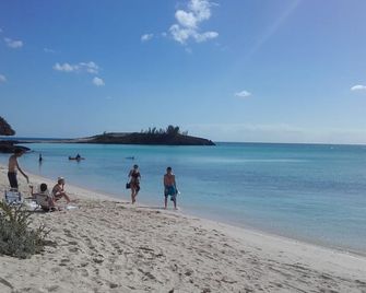 Cute & Quaint Take Ya Time Cottage - Alice Town - Beach