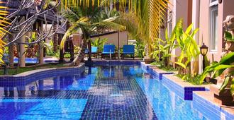 Bali Resort & Apartment - Nom Pen - Piscina