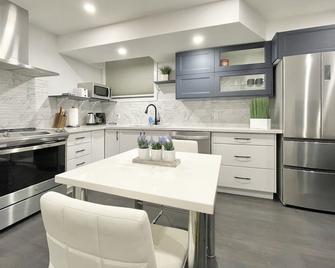 New Private Entrance Bright Boutique 1 Bedroom Designer Suite - Toronto - Kitchen