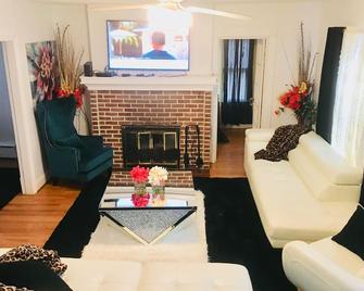 Fearlessrose vacation Rental 89 - Springfield - Living room
