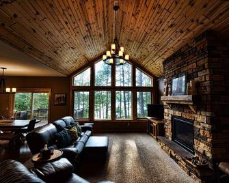 Giants Ridge Golf/Hike/Swim/Ski- Lake Home, Sleeps 12, Sandy Lake Bottom - Biwabik - Living room