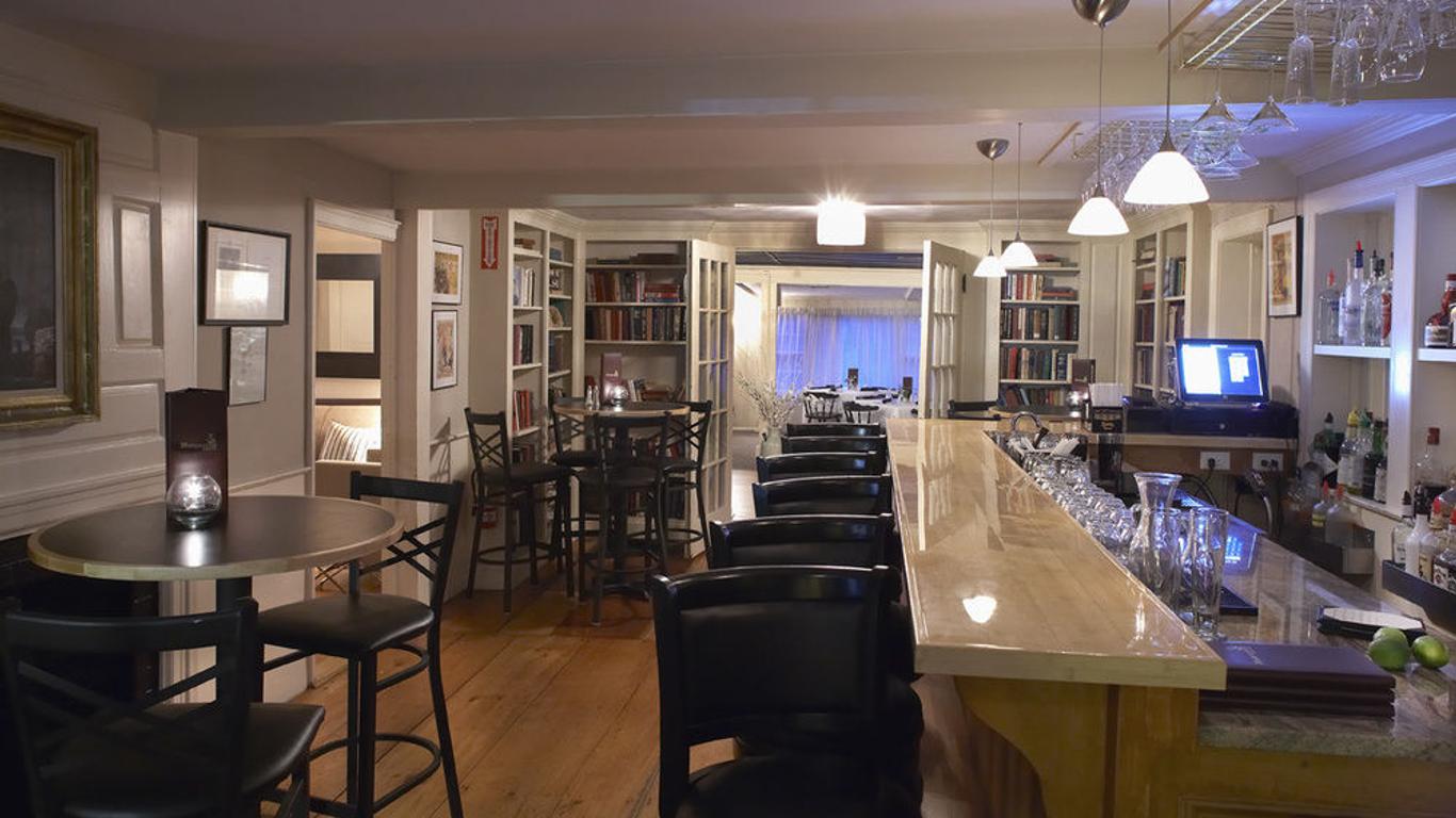 Mooncussers Tavern Inn and Restaurant