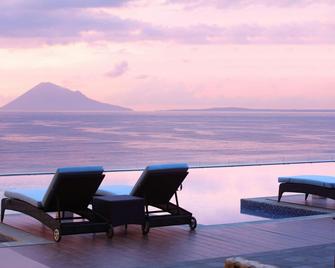 فور بوينتس باي شيراتون مانادو - مانادو - حوض السباحة