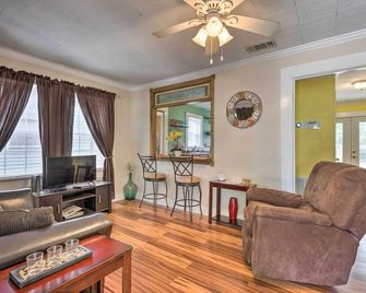 Cozy Gulfport Home Walk to Beach, Marina and Casino - Gulfport - Living room