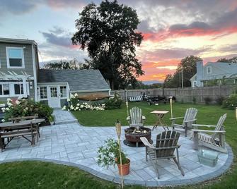 Berkshire Getaway Walk to Winery, Brewery or Distillery with Peloton! - Sheffield - Patio