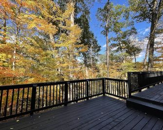 Rivah Retreat -River Front- Fishing -Hot tub - Woodstock - Balkón