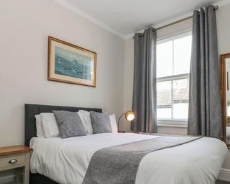 Rydal Cottage, Pet Friendly, Character Holiday Cottage In Scarborough - Scarborough - Bedroom