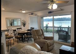 Peaceful, quiet, and cozy,--all in a newly remodeled condo on the lake - Hot Springs - Sala de estar