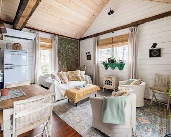 Cozy French county, hot-tub & fireplace - West Coxsackie - Living room