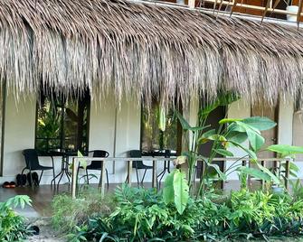 Siargao Sunflower Suites - General Luna - Binnenhof