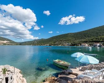 Family friendly house with a swimming pool Kabli, Peljesac - 16795 - Putnikovic - Playa