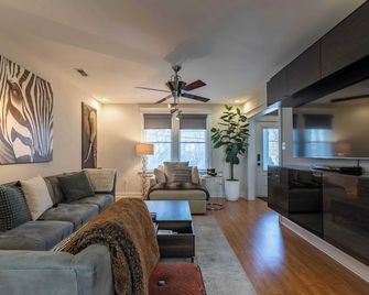 Washington, DC home away from home, where luxe meets comfort. - Washington, D.C. - Living room