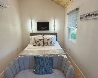 Cozy lakefront equestrian cabin near enchanting Mt Dora - Eustis - Bedroom