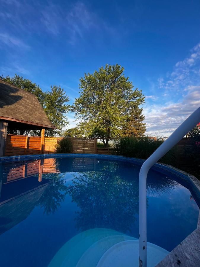 Pool view of Sunset Suites in Niagara Wine Country