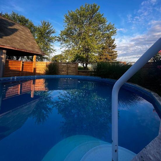 Pool view of Sunset Suites in Niagara Wine Country