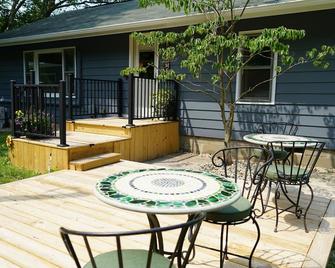 Secluded Woods Edge Cottage in Dowagiac MI. - Dowagiac - Patio