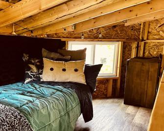 Immerse yourself with nature at this unique living tree-treehouse! - Brooklyn - Bedroom