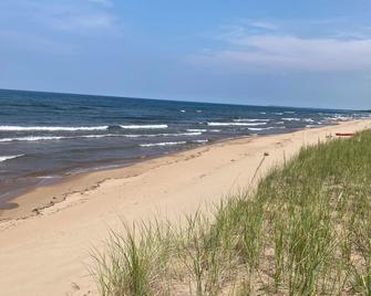 Superior Beach House - White sand beach & Lake S just steps from front door! - Marquette - Beach