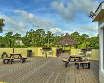 Beach and Pool Access Golf Villa in Hilton Head! - Hilton Head Island - Patio
