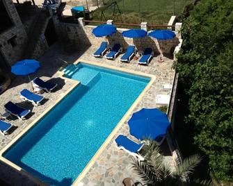 Palates Hotel - Dhrousha - Pool