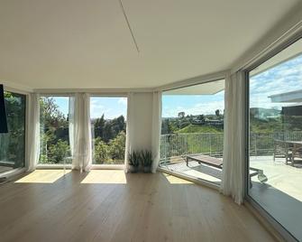 Elegant Contemporary home in Bel Air close to West Gate entrance - Los Angeles - Balcó