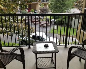 Treetops Resort-Gatlinburg. On Roaring Fork Stream 2bd/2ba Condo Sunday Check In - 蓋特林堡 - 陽台