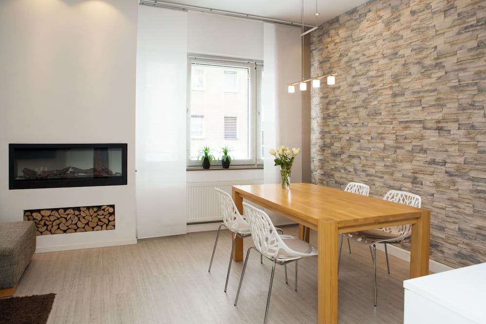 Bright, chic apartment in the heart of Düsseldorf near the main train station - דיסלדורף - חדר אוכל