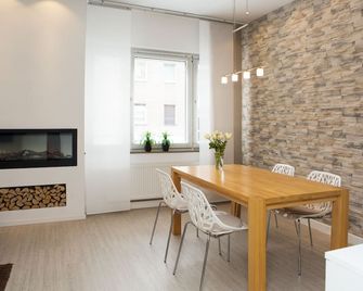 Bright, chic apartment in the heart of Düsseldorf near the main train station - דיסלדורף - חדר אוכל