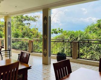 Crystal Apartment Hotel And Lodges - Ентеббе - Балкон