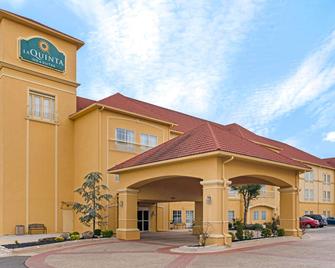 La Quinta Inn & Suites by Wyndham Shawnee - Shawnee - Building