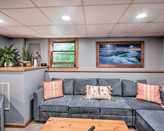 Charming Saco Home w/ Deck, 5 Mi to Beach! - Saco - Living room