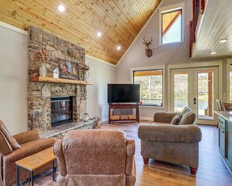 Riverfront Mountain View Cabin with Deck and Grill! - Mountain View - Living room