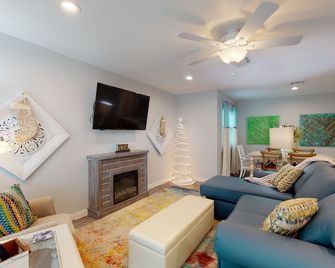 1st Floor, Shared Pool, Near Marina, Golf Cart Access - Port Aransas - Living room