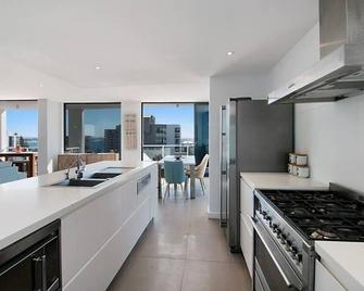 Living The Dream Penthouse - Tweed Heads - Kitchen