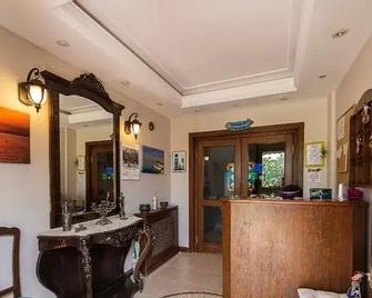 Cunda Nesos Pansiyon - Ayvalik - Front desk