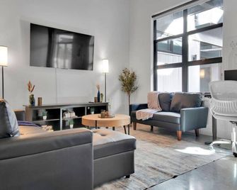 Industrial Loft Living 2br 2ba - Greenville - Sala de estar
