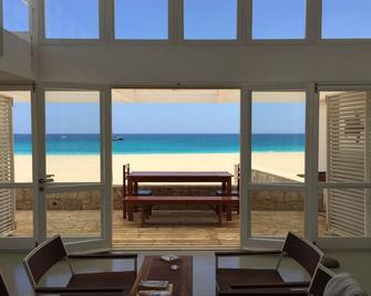 Villa d'architecte sur la plage 4 chambres - Vila do Maio - Balcón