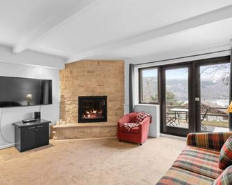 Classic Swiss Condo with Views of Mont-Tremblant - Mont-Tremblant - Wohnzimmer