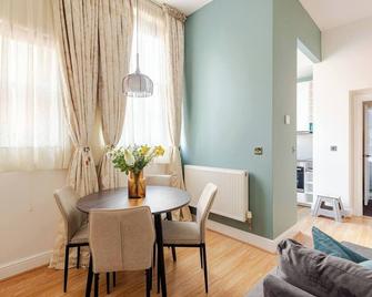 Stylish flat in central location with free parking - Swindon - Dining room