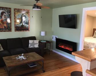 2 Bd/1 Ba Cabana W Hot Tub/ Bikes/ Amenities. Walk To Boardwalk, Beaches - Santa Cruz - Living room