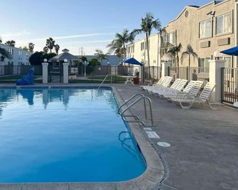 Pet-Friendly Room w/ Free Parking | Long Beach Airport (LGB) - 6.4 miles - Carson - Pool