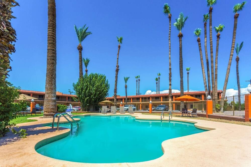 Howard Johnson by Wyndham Phoenix Airport/Downtown Area - פיניקס - בריכה