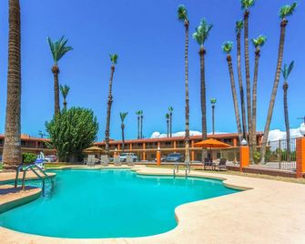 Howard Johnson by Wyndham Phoenix Airport/Downtown Area - Phoenix - Pool