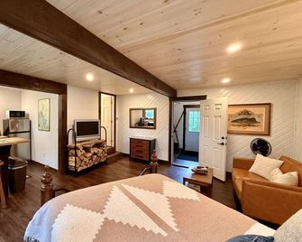 Pinecone|Apartment Downtown with Fire Pit - Greenville